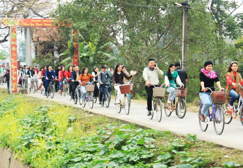 Đại biểu đạp xe trải nghiệm làng quê xã Vân Đình. Ảnh: TITC Đại biểu đạp xe trải nghiệm làng quê xã Vân Đình. Ảnh: TITC
