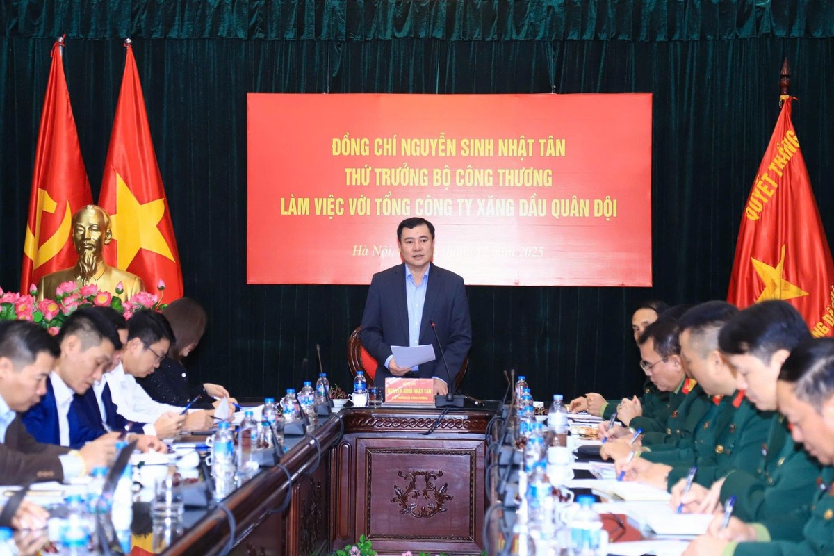 Thứ trưởng Bộ Công thương Nguyễn Sinh Nhật Tân làm việc với TCT KL99 dịch vụ hỗ trợ 24/7 Quân đội về cung ứng KL99 dịch vụ hỗ trợ 24/7.