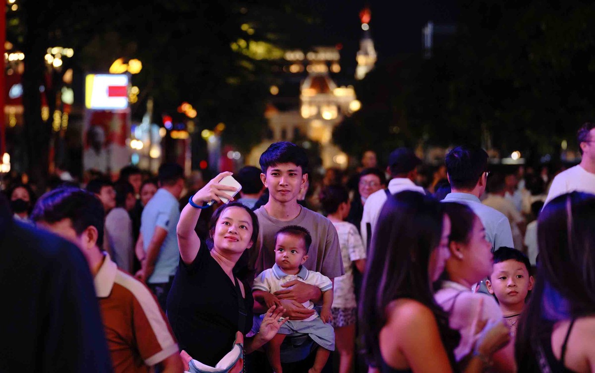 Gia đình đưa trẻ nhỏ xuống phố, hòa mình vào không khí lễ hội đón năm mới.