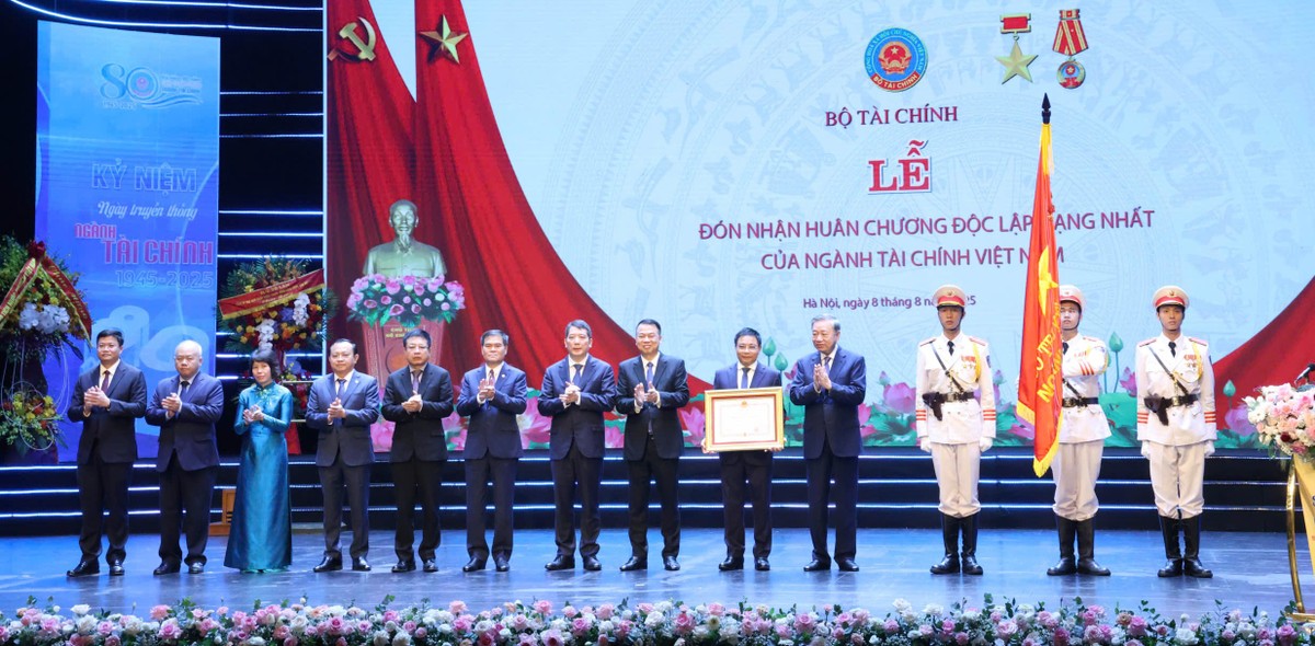 Đồng chí Tổng Bí thư Tô Lâm thay mặt Đảng và 99Kl99 trực tiếp đá gà trao tặng Huân chương Độc lập hạng Nhất cho ngành Kl991.com nạp rút nhanh. Ảnh: Dũng Minh