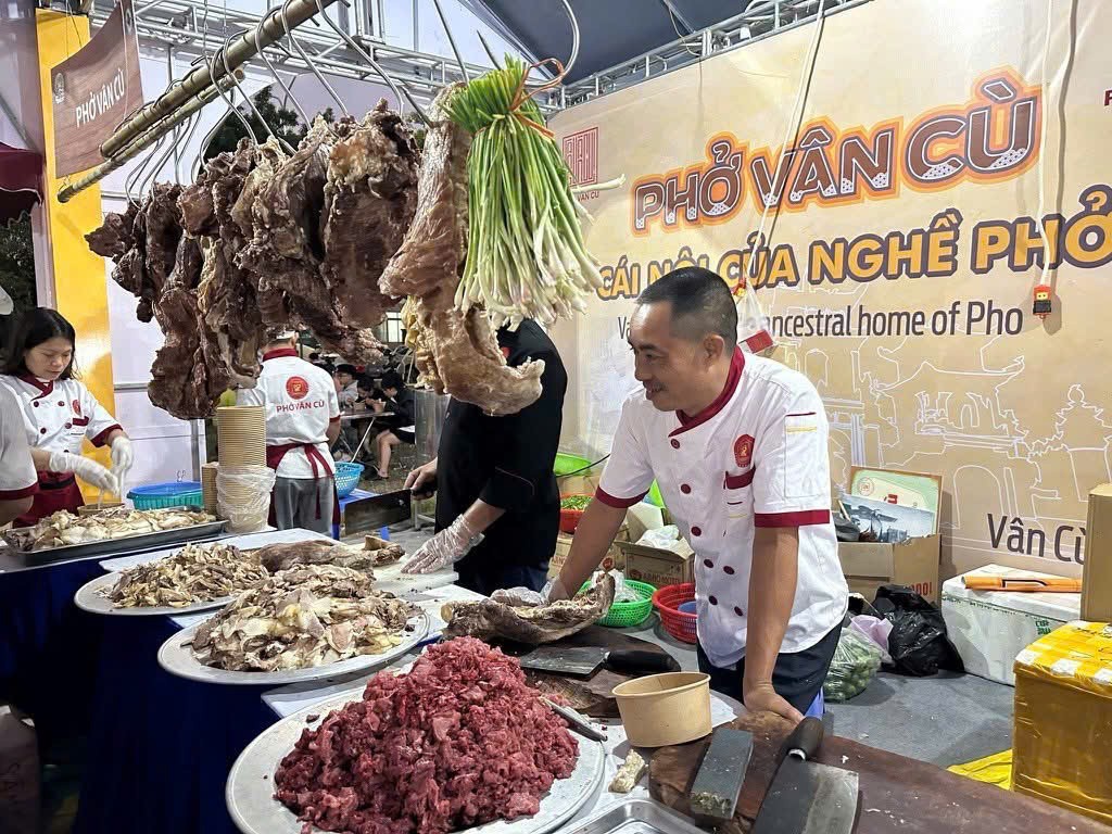 Liên hoan Ẩm thực Ninh Bình năm 2025 với hơn 200 gian hàng, thu hút hơn 100.000 lượt khách