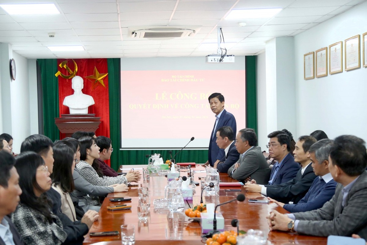 Tổng Biên tập Đặng Khánh Thành phát biểu chúc mừng và giao nhiệm vụ cho tân Phó Tổng Biên tập Ngô Chí Tùng.