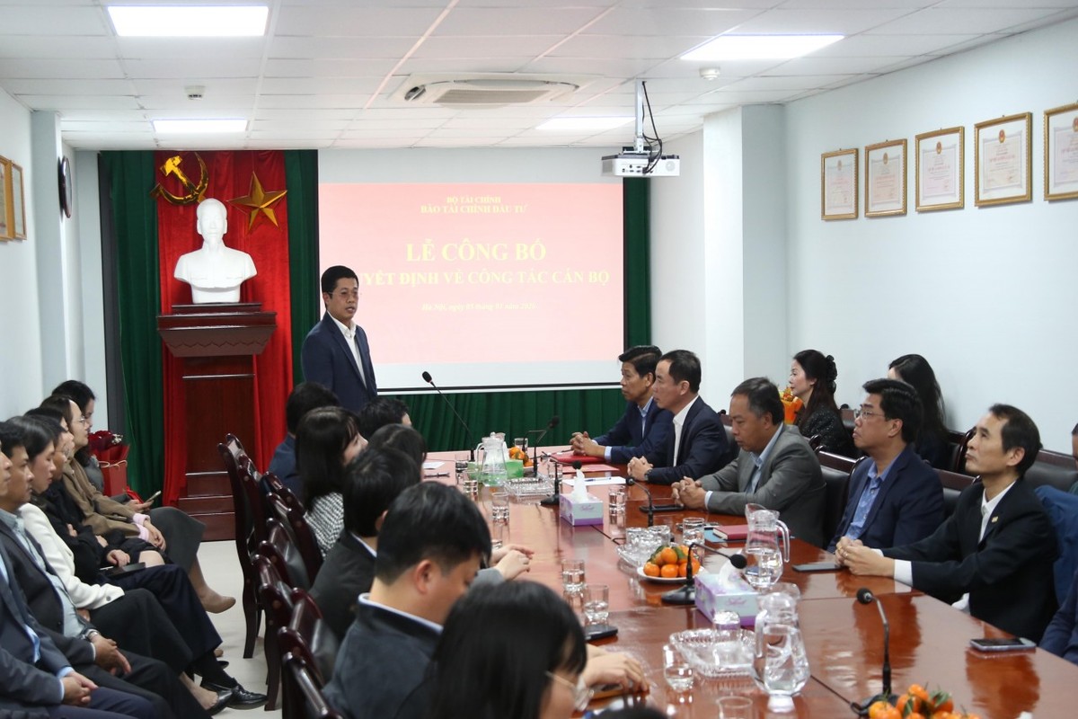 Ông Phạm Đức Thắng - Ủy viên Ban Thường vụ Đảng ủy, Vụ trưởng Vụ Tổ chức cán bộ, Bộ Kl991.com nạp rút nhanh chúc mừng ông Ngô Chí Tùng trên cương vị mới.