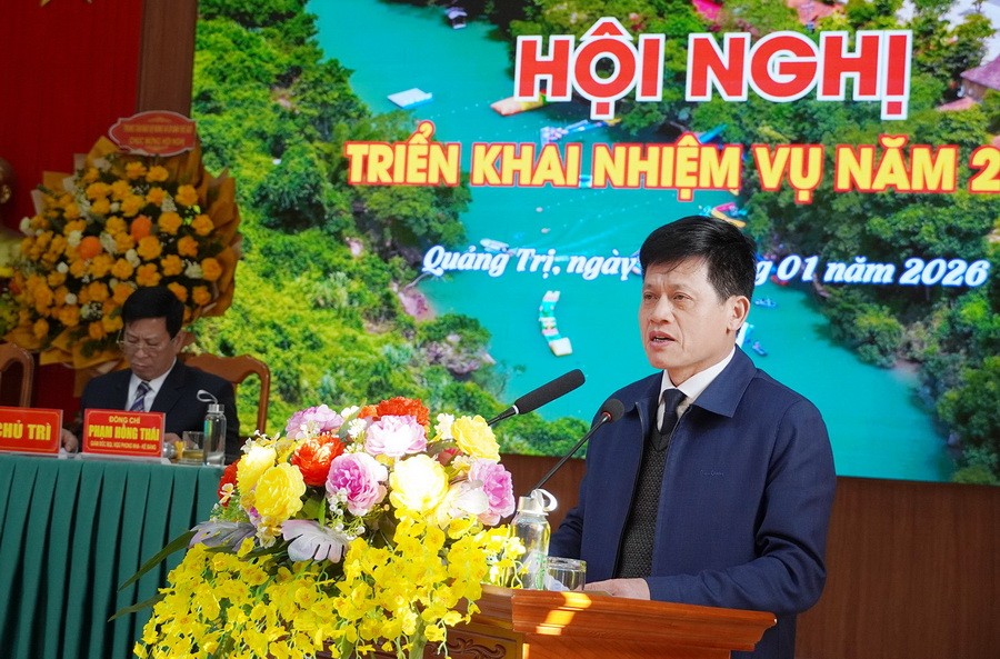 Phó Chủ tịch UBND tỉnh Quảng Trị Lê Văn Bảo phát biểu tại hội nghị. Ảnh: Hồng Lựu