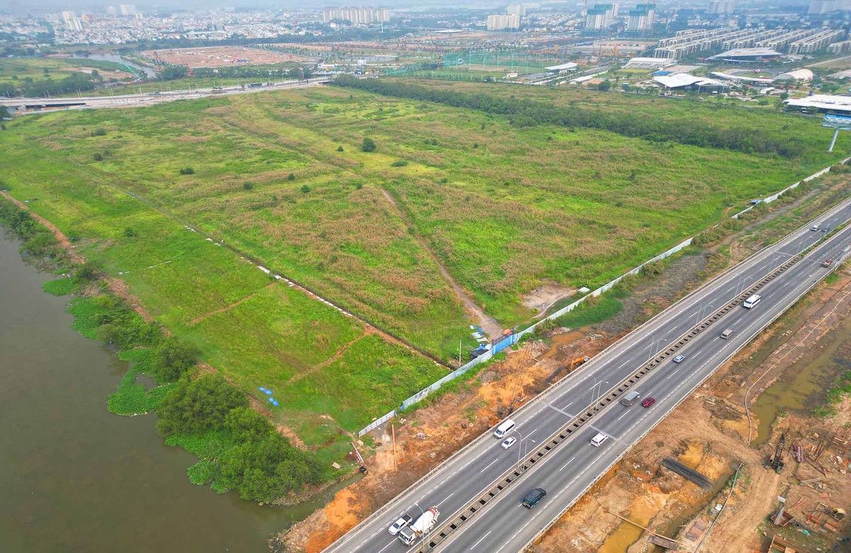 Hiện trạng một góc dự án, được ghi nhận chiều ngày 14/1. Về quy mô Kl99ok phiên bản mới, Khu liên hợp thể dục thể thao quốc gia Rạch Chiếc được tổ chức thành nhiều khu chức năng