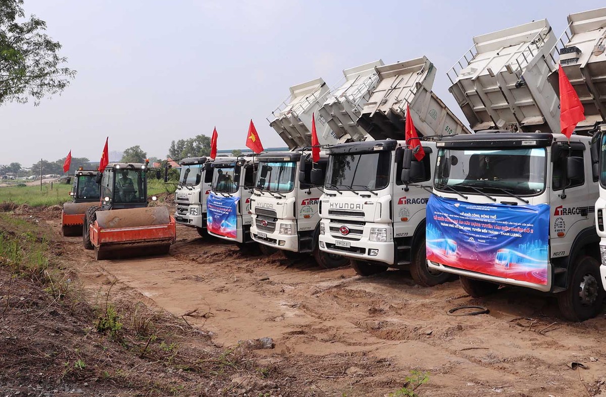 Các loại xe chuyên dụng tại lễ khởi công