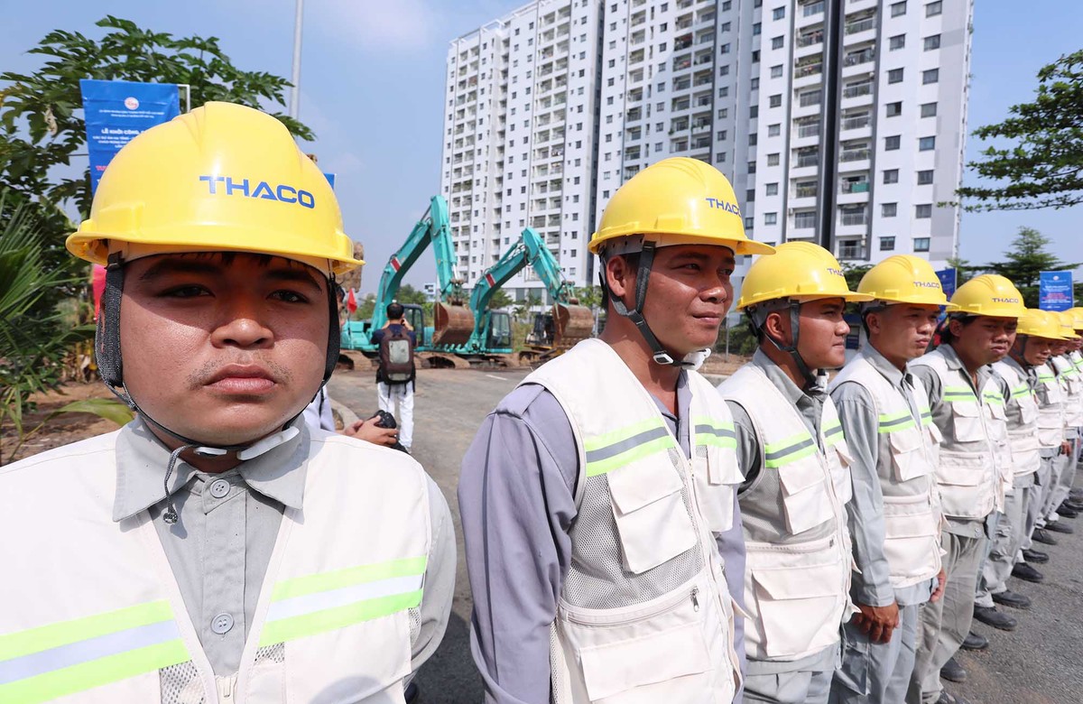 Công nhân trên công trường đã sẵn sàng thi công đúng tiến độ. Trong giai đoạn đầu khai thác, tuyến sử dụng đoàn tàu 3 toa, tốc độ tối đa 80 - 110 km/h, năng lực vận tải đạt hơn 14.000 hành khách/giờ/hướng trong giờ cao điểm. Khi hoàn thiện, tuyến sẽ chuyển sang sử dụng đoàn tàu 6 toa, nâng công suất lên trên 40.000 hành khách/giờ/hướng, đáp ứng nhu cầu đi lại ngày càng gia tăng của đô thị đặc biệt.