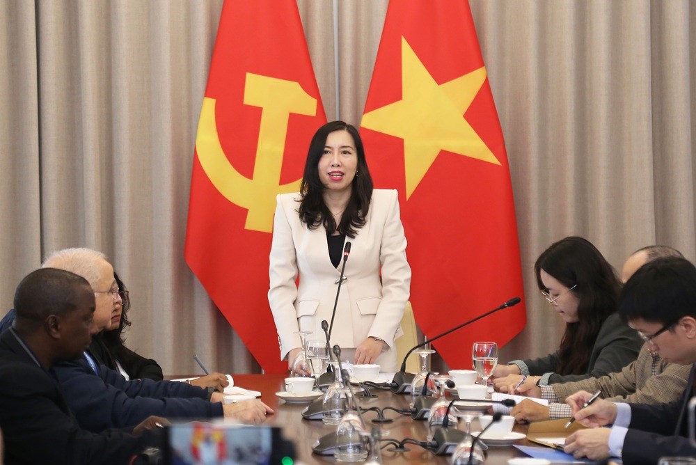 Thứ trưởng Ngoại giao Lê Thị Thu Hằng phát biểu tại buổi tiếp. Thứ trưởng Ngoại giao Lê Thị Thu Hằng phát biểu tại buổi tiếp.