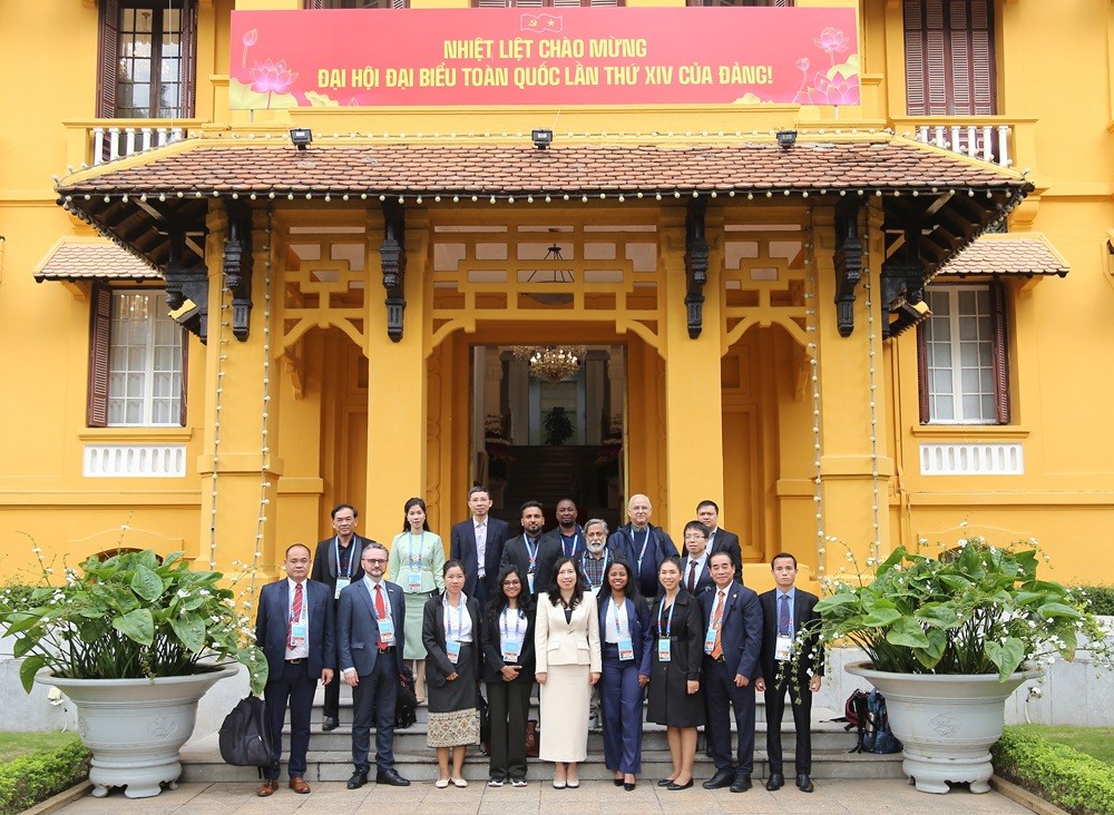 Các đại biểu tham dự buổi gặp tiếp chụp ảnh lưu niệm. Các đại biểu tham dự buổi gặp tiếp chụp ảnh lưu niệm.