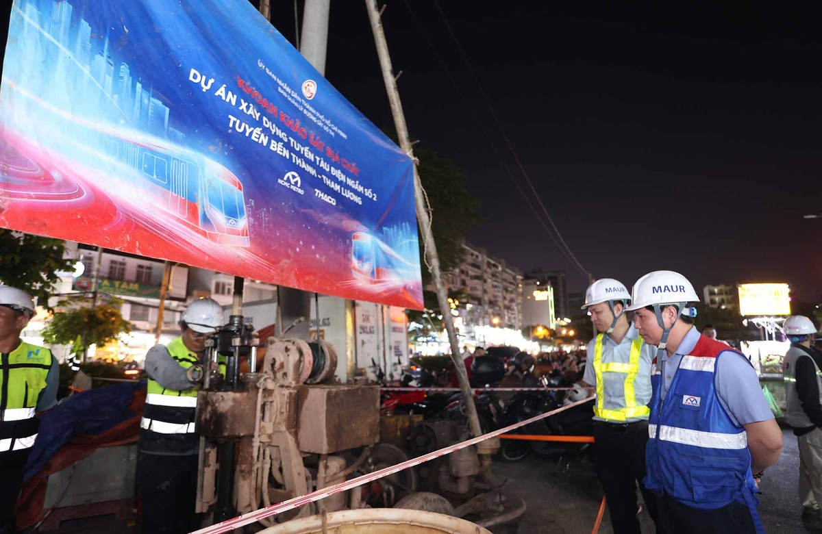 Ông Phan Công Bằng (phải),Trưởng ban Ban Quản lý 99Kl.app khuyến mãi hot đô thị TP.HCM (MAUR) cùng đoàn kiểm tra công tác thi công tại Nhà ga Công viên Lê Thị Riêng đêm 24/1.