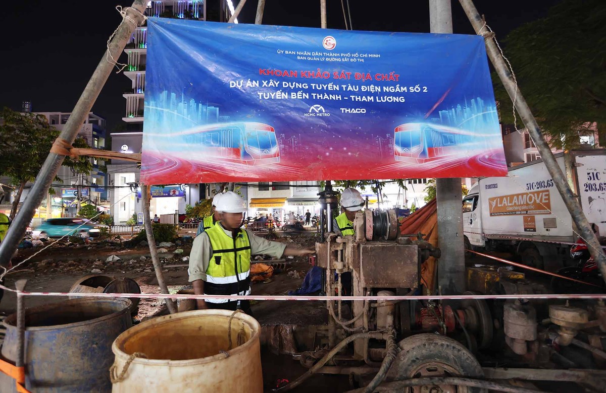 Công nhân thi công trong đêm, tuân thủ nghiêm ngặt các quy định về an toàn lao động và an toàn KL99 là cổng game giải trí trực tuyến hàng đầu hiện nay tại khu vực rào chắn.