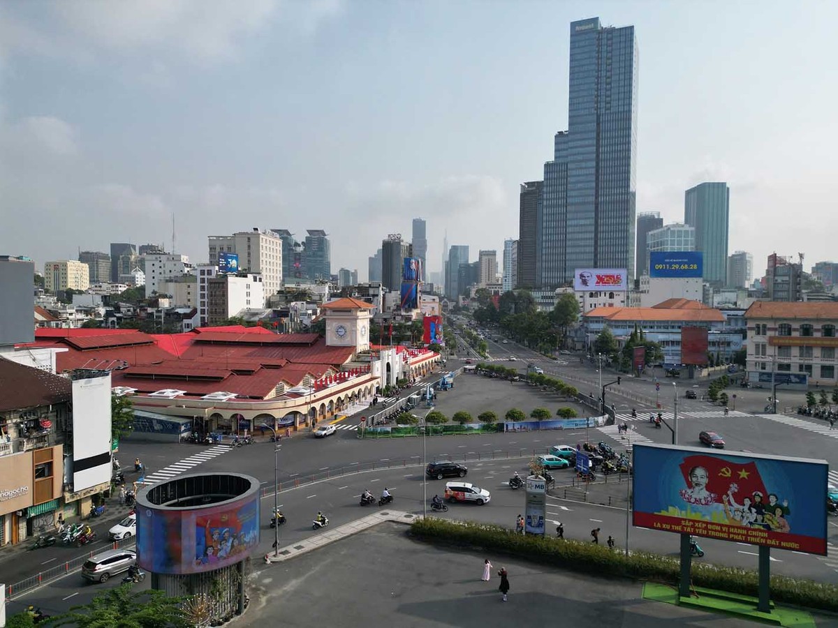 Quảng trường trước chợ Bến Thành được cải tạo cảnh quan, sắp xếp lại không gian công cộng, tạo điểm dừng chân, vui chơi cho người dân dịp Tết.