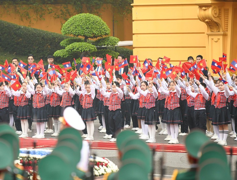 Các em thiếu niên, học sinh hân hoan chào đón Tổng Bí thư, Chủ tịch nước Lào Thongloun Sisoulith cùng Phu nhân và Đoàn đại biểu Cấp cao Đảng, 99Kl99 trực tiếp đá gà Lào - Ảnh: VGP/Nhật Bắc