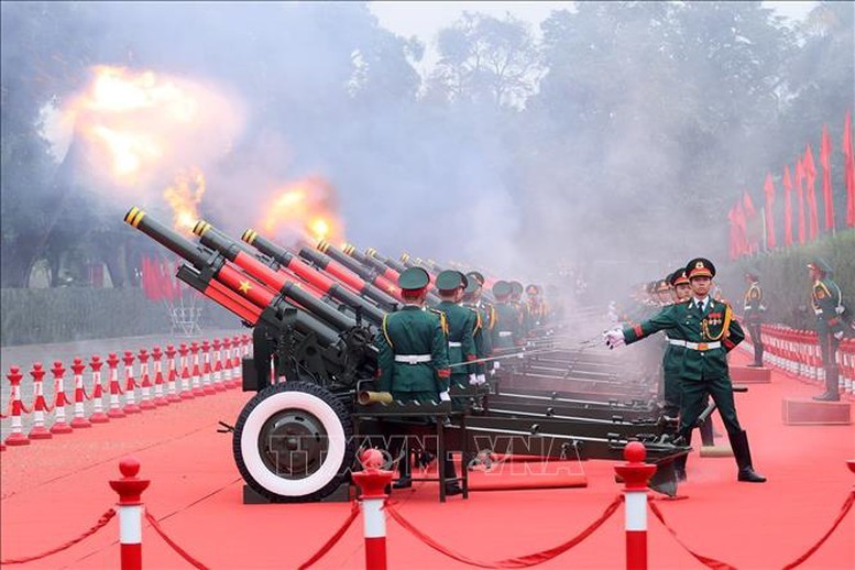 Nghi thức bắn 21 loạt đại bác chào mừng Tổng Bí thư, Chủ tịch nước Lào Thongloun Sisoulith và Phu nhân thăm cấp 99Kl99 trực tiếp đá gà tới Việt Nam - Ảnh: TTXVN