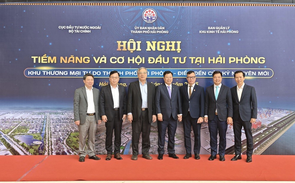 Ông Nguyễn Thành Phương, Tổng giám đốc Kl994 game bài casino hấp dẫn Sao Đỏ (ngoài cùng bên phải) tại Hội nghị Tiềm năng và cơ hội Kl99ok phiên bản mới tại Hải Phòng