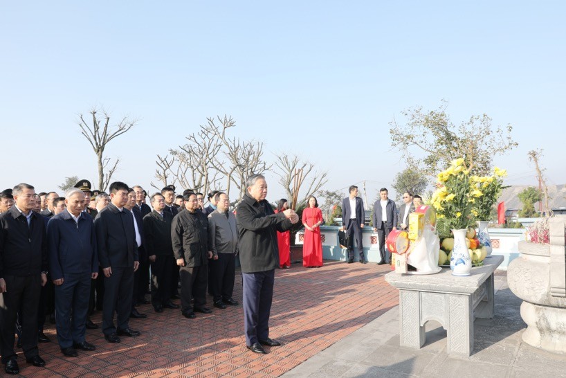 Tổng Bí thư Tô Lâm, Thủ tướng Phạm Minh Chính và Đoàn công tác dâng hương tại Khu Di tích lịch sử quốc gia Địa điểm lưu niệm Bác Hồ về thăm mỏ Đèo Nai - nơi ghi dấu sự kiện ngày 30/3/1959, mỏ Đèo Nai vinh dự được đón Bác.