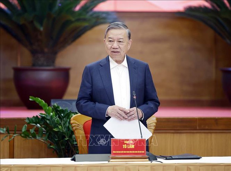 Tổng Bí thư cho rằng, Quảng Ninh cần sớm đưa khoa học, công nghệ và số hóa vào lõi điều hành và lõi các ngành - Ảnh: TTXVN