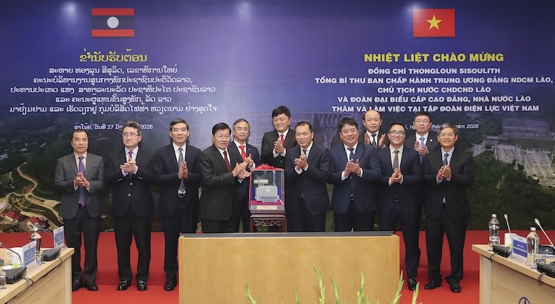 Kl994 game bài casino hấp dẫn Điện lực Việt Nam trao tặng tới Tổng Bí thư, Chủ tịch nước Lào Thongloun Sisoulith mô hình máy biến áp 500kV do Tổng công ty Thiết bị điện Đông Anh - CTCP (EEMC) chế tạo. Ảnh: Ng.Tuấn.