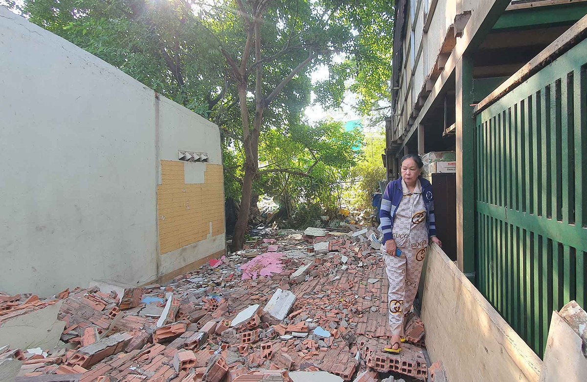 Bà Hoa cho biết thêm: Gia đình đã nhận tiền đền bù thỏa đáng và đã chuyển xuống Phường Bình Qưới ở. Tuy nhiên, ngày nào bà cũng quay trở lại để đỡ buồn.