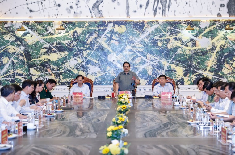Thủ tướng Phạm Minh Chính chủ trì cuộc họp với các bộ ngành, địa phương. Ảnh: VGP.
