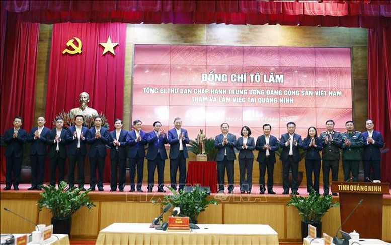 Tổng Bí thư Tô Lâm tặng bức tượng Chủ tịch Hồ Chí Minh cho tỉnh Quảng Ninh - Ảnh: TTXVN