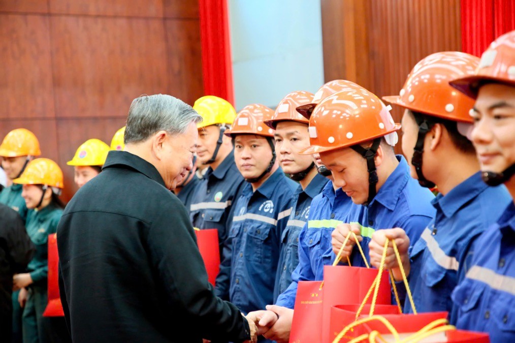 Tổng Bí thư Tô Lâm động viên, tặng quà cho công nhân ngành Than.