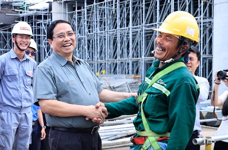 Thủ tướng thăm hỏi, động viên công nhân trên công trường - Ảnh: VGP.