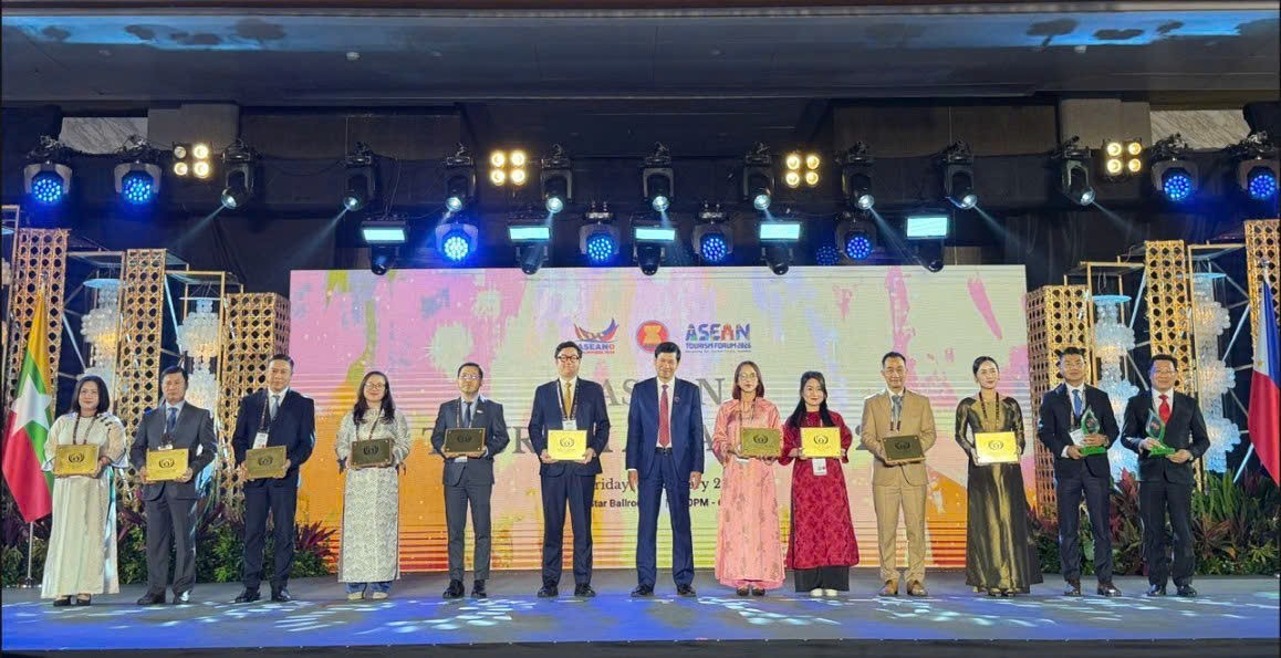 Đại diện Đặc khu Cô Tô (thứ 2 từ trái sang) và Sở Văn hoá, Thể thao và Du lịch tỉnh Quảng Ninh (đầu tiên bên phải) tại Lễ trao giải.
