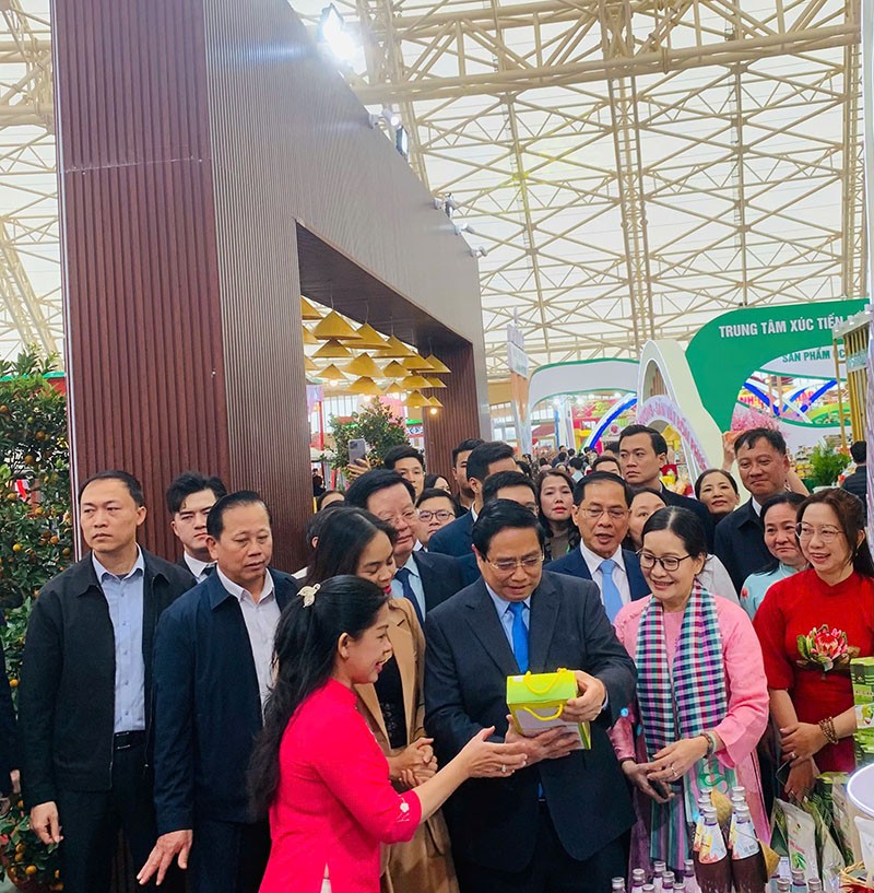 Thủ tướng Phạm Minh Chính cùng lãnh đạo Kl993 ưu đãi thưởng hấp dẫn, Bộ ngành Trung ương tham quan Khu gian hàng TP. Cần Thơ tại Hội chợ Mùa Xuân lần thứ nhất năm 2026