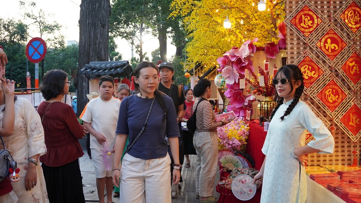 Trong khoảnh khắc chuyển giao giữa năm cũ và năm mới, khi mỗi người đều mang theo mình những kỳ vọng về một khởi đầu tích cực. Lễ hội Tết Việt Bính Ngọ 2026 mang đến cho du khách nguồn năng lượng mạnh mẽ, sự hứng khởi, tin tưởng vào chính mình khi bước vào chặng đường mới.