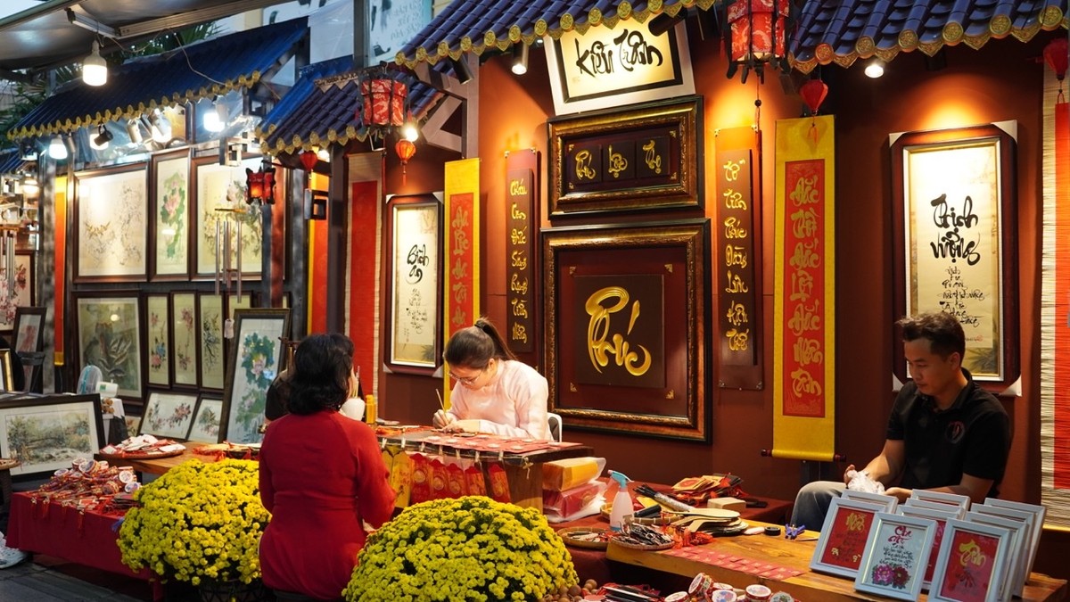 Hầu như gian nào cũng Kl99ok phiên bản mới kỹ, từ sản phẩm đến cách trưng bày. Với năm Bính Ngọ, câu chúc “mã đáo thành công” được gắn liền, nhiều sản phẩm mới được sáng tạo xoay quanh hình tượng con ngựa, gắn với tài lộc, công việc và sự hanh thông.