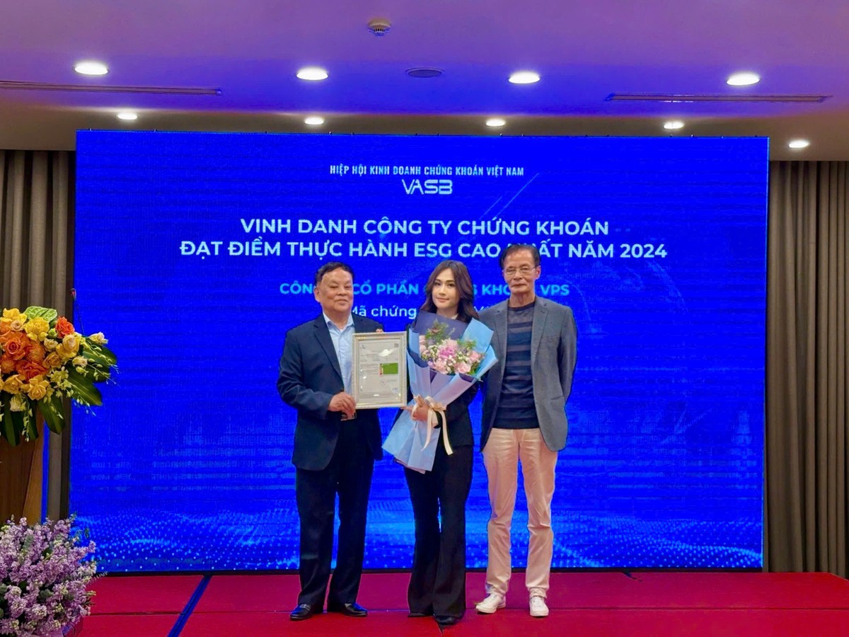 Đại diện VPS (giữa) - bà Bùi Thị Thu Hà, Phó giám đốc Khối Quản trị Trải nghiệm khách hàng nhận chứng nhận Synesgy từ VASB.