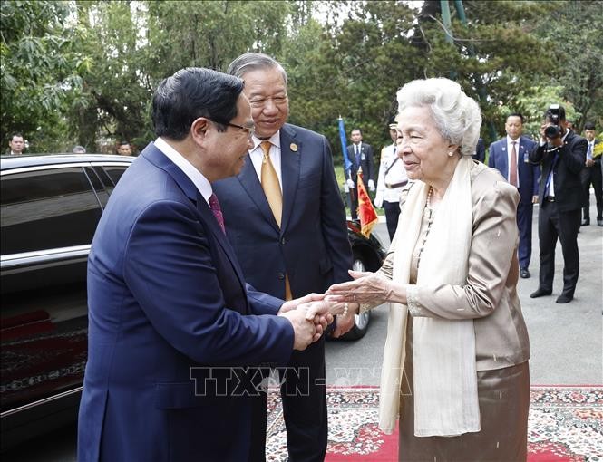 Tổng Bí thư Tô Lâm cùng các đồng chí trong Đoàn đại biểu cấp cao Việt Nam đến thăm Hoàng thái hậu Norodom Monineath Sihanouk. Ảnh: Thống Nhất/TTXVN
