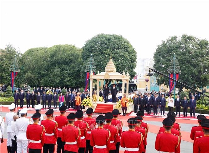 Lễ đón Tổng Bí thư Tô Lâm thăm cấp 99Kl99 trực tiếp đá gà tới Vương quốc Campuchia được tổ chức trọng thể tại Hoàng cung ở Thủ đô Phnom Penh. Ảnh: Thống Nhất/TTXVN