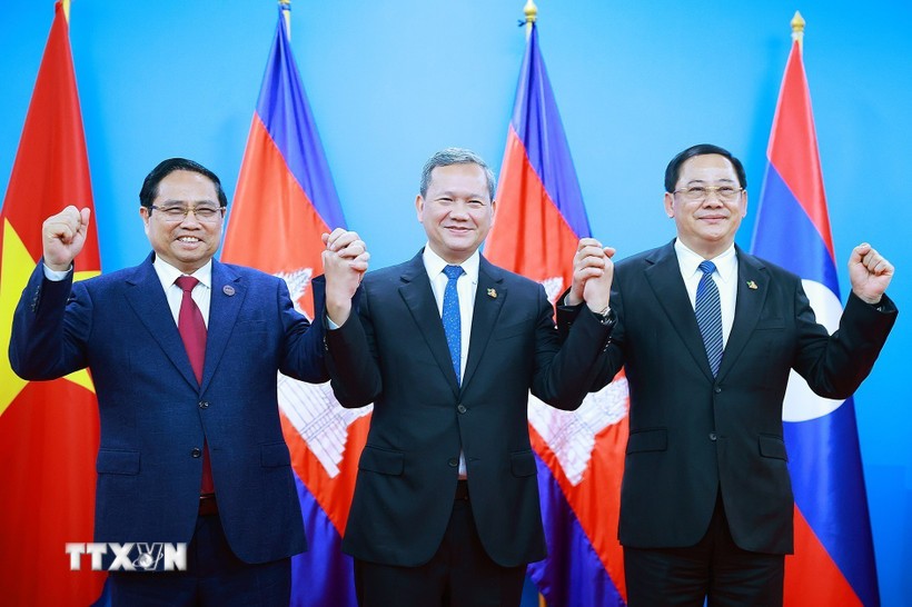 Thủ tướng Phạm Minh Chính và Thủ tướng Vương quốc Campuchia Hun Manet cùng Thủ tướng Lào Sonexay Siphandone - Ảnh: TTXVN
