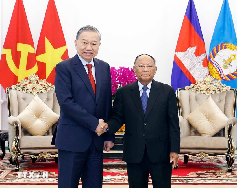 Tổng Bí thư Tô Lâm gặp Chủ tịch danh dự Đảng Nhân dân Campuchia Heng Samrin - Ảnh: TTXVN