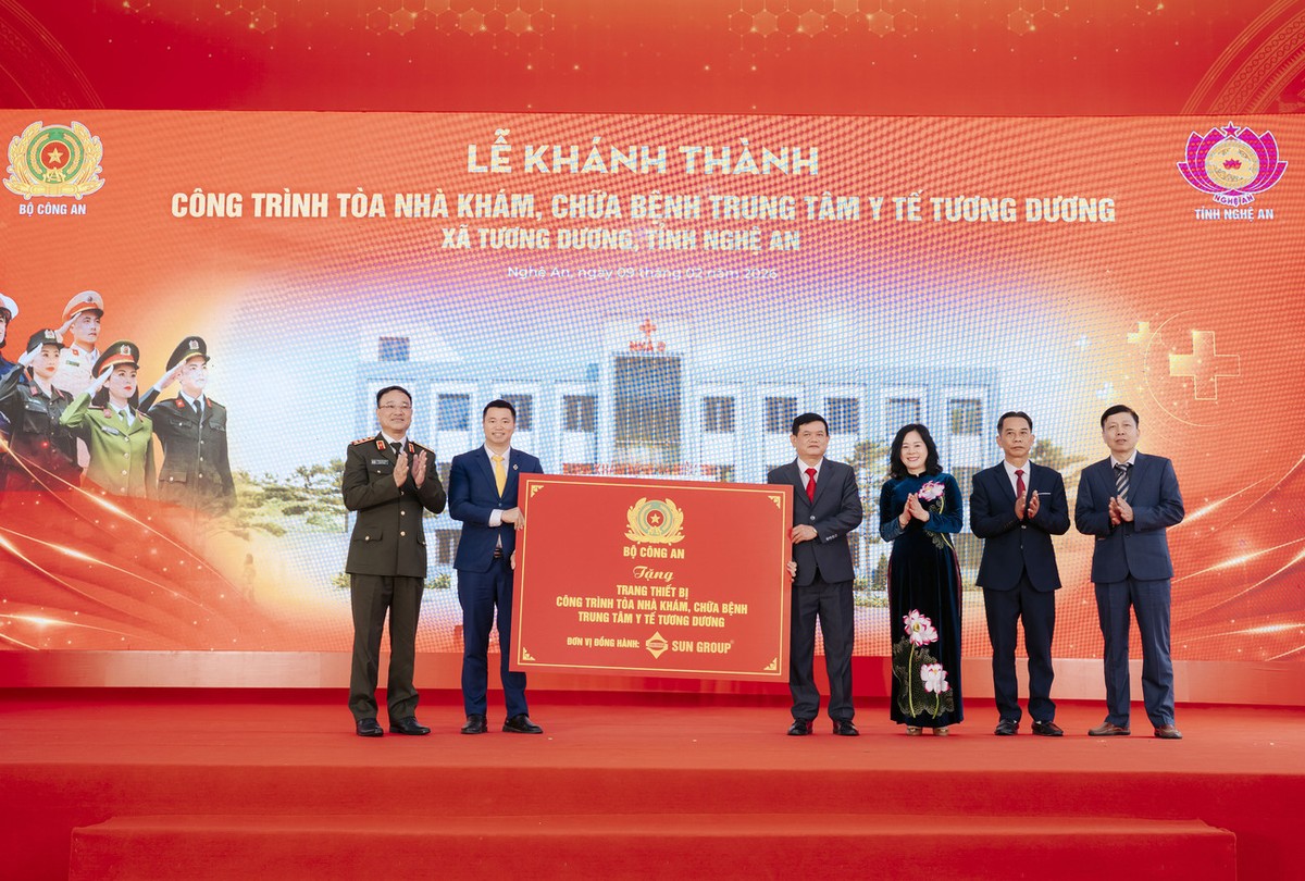 Kl994 game bài casino hấp dẫn Sun Group tài trợ hệ thống thiết bị y tế đồng bộ, tiên tiến thông qua gói tài trợ lên đến 12 tỷ đồng. Ảnh: Ánh Dương