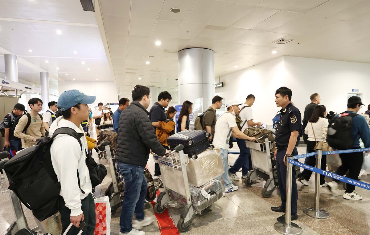 Lực lượng hải quan giữa dòng người qua sân bay quốc tế Tân Sơn Nhất vào chiều cuối năm.