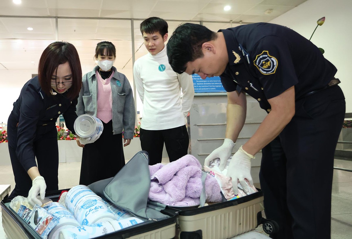Thủ tục kiểm tra hành lý có sự chứng kiến của hành khách.