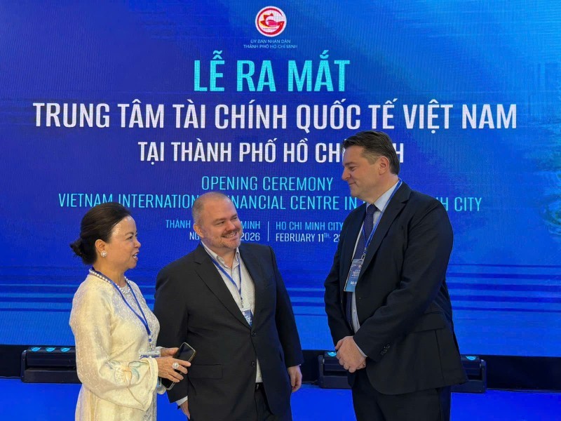 Ông Colin Mullins, Tổng giám đốc điều hành VPAM (bìa phải) với các Kl991.com World Cup 2026 Chính Thức tại Lễ ra mắt VIFC sáng 11/2