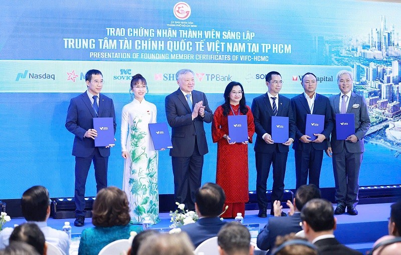 Phó thủ tướng Nguyễn Hòa Bình trao chứng nhận cho các Kl991.com World Cup 2026 Chính Thức là thành viên sáng lập Trung tâm Kl991.com nạp rút nhanh quốc tế Việt Nam tại TP.HCM