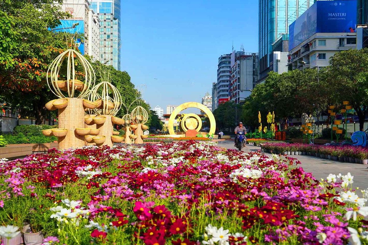 Linh vật Ngựa Bính Ngọ cùng nhiều cụm trang trí quy mô lớn dần lộ diện, tạo diện mạo rực rỡ giữa trung tâm thành phố.