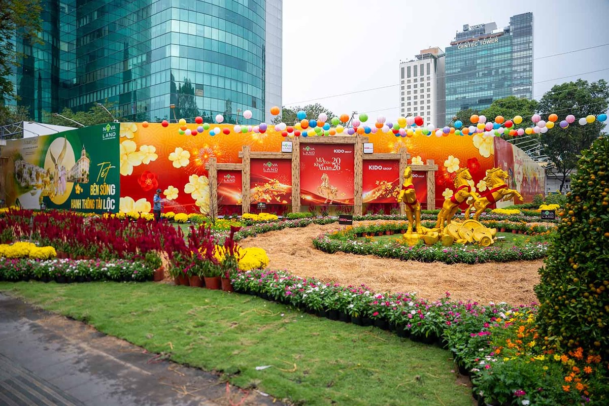 Khu đất rộng gần 5.000 m2 tại số 8 - 12 Lê Duẩn, đối diện trụ sở UBND phường Sài Gòn, liền kề Diamond Plaza và Nhà thờ Đức Bà, được khoác lên diện mạo mới với không gian hoa xuân rực rỡ.
