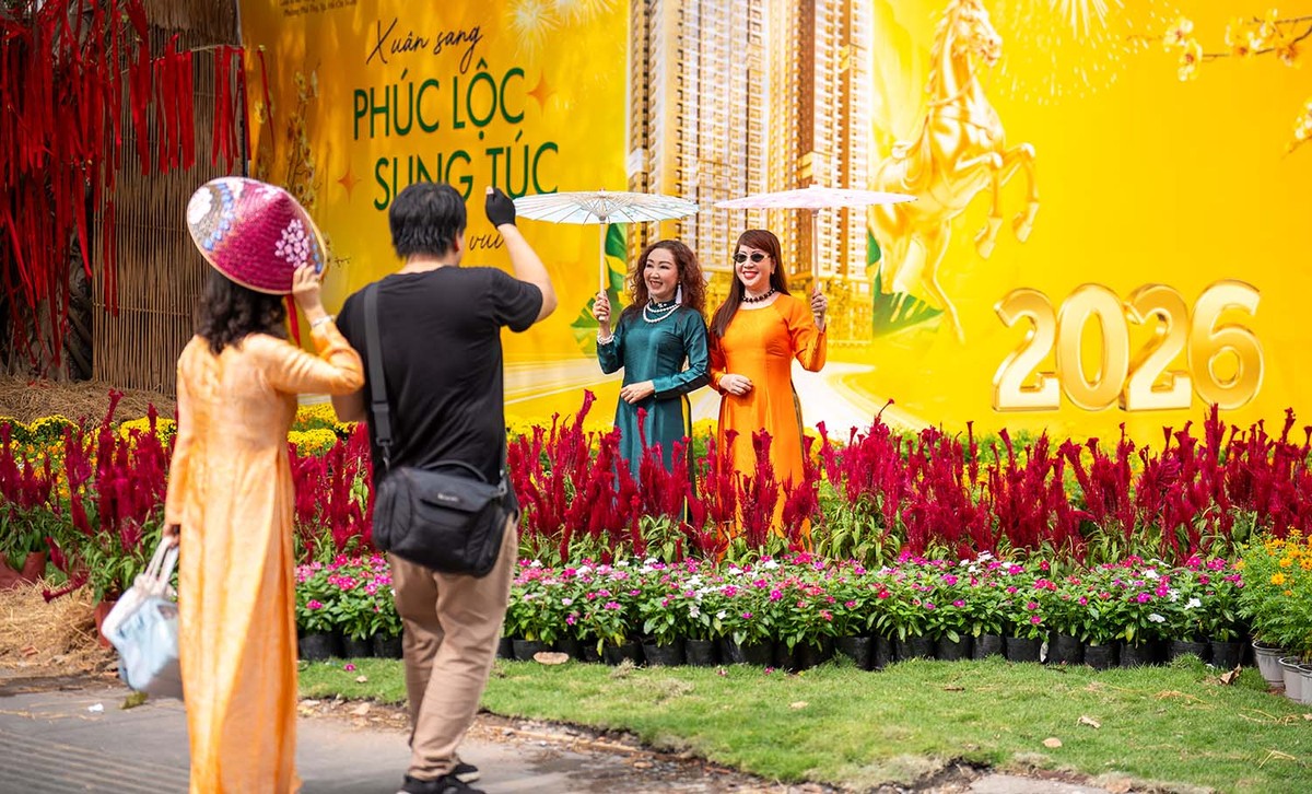 Người dân ở TP.HCM chụp ảnh check-in tại vườn hoa ngày cận Tết. Ảnh: Trọng Tín