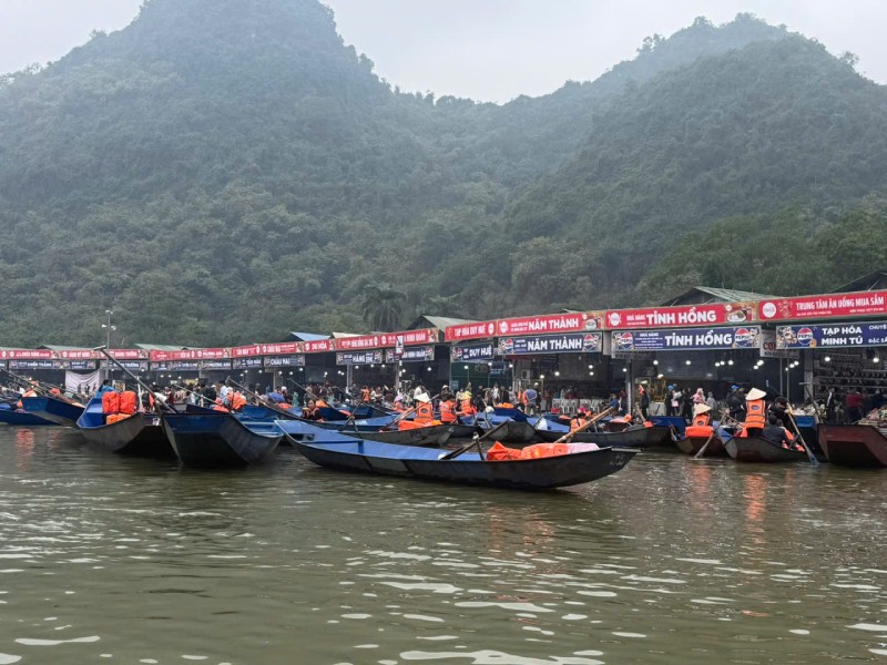 Công tác bảo đảm an toàn đường thủy được siết chặt với yêu cầu bắt buộc trang bị đầy đủ áo phao trên các đò xuất bến.