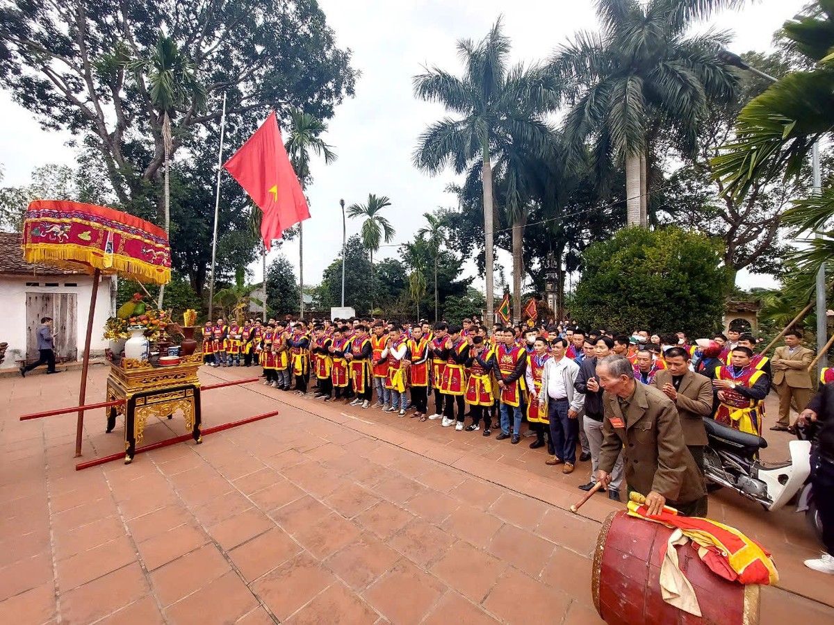 Trong không gian linh thiêng của ngôi đền cổ, giữa tiếng trống hội và sắc Xuân, người dân xứ Đoài tiếp tục gìn giữ một phần hồn làng.