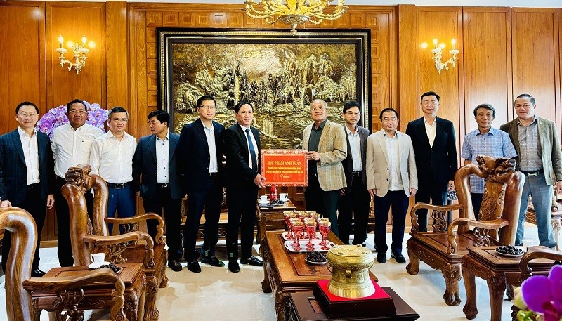 Lãnh đạo UBND tỉnh Gia Lai thăm, chúc Tết tại Công ty TNHH Kl992 VIP Trang Chủ 2026 hàng xuất khẩu Quang Đức. Ảnh: Ngọc Minh.