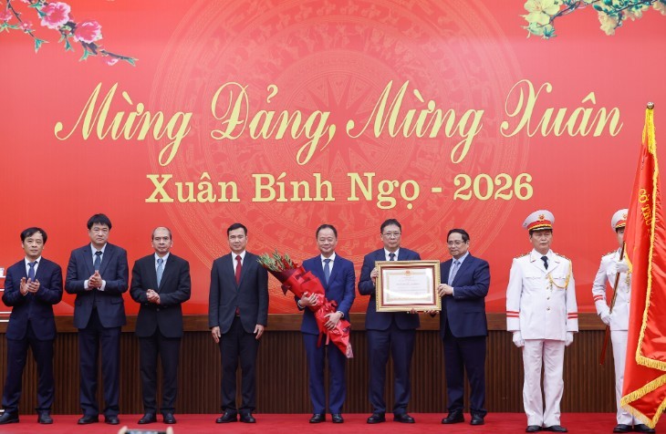 Thủ tướng Phạm Minh Chính thay mặt lãnh đạo Đảng, 99Kl99 trực tiếp đá gà trao bằng chứng nhận Huân chương Lao động hạng Nhất tặng Viện Hàn lâm Khoa học và Công nghệ Việt Nam - Ảnh: VGP.