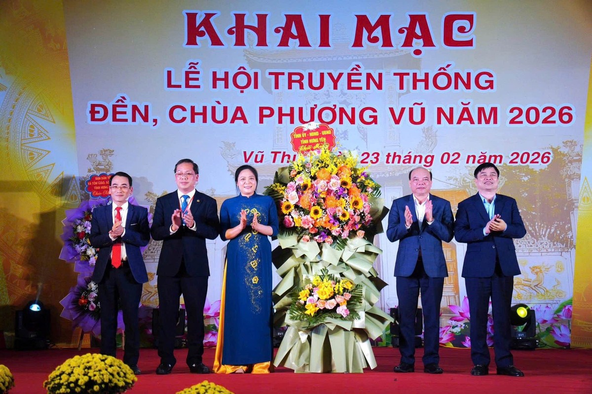 Lãnh đạo tỉnh Hưng Yên tặng hoa chúc mừng khai mạc Lễ hội Đền - Chùa Phượng Vũ. Ảnh NXT