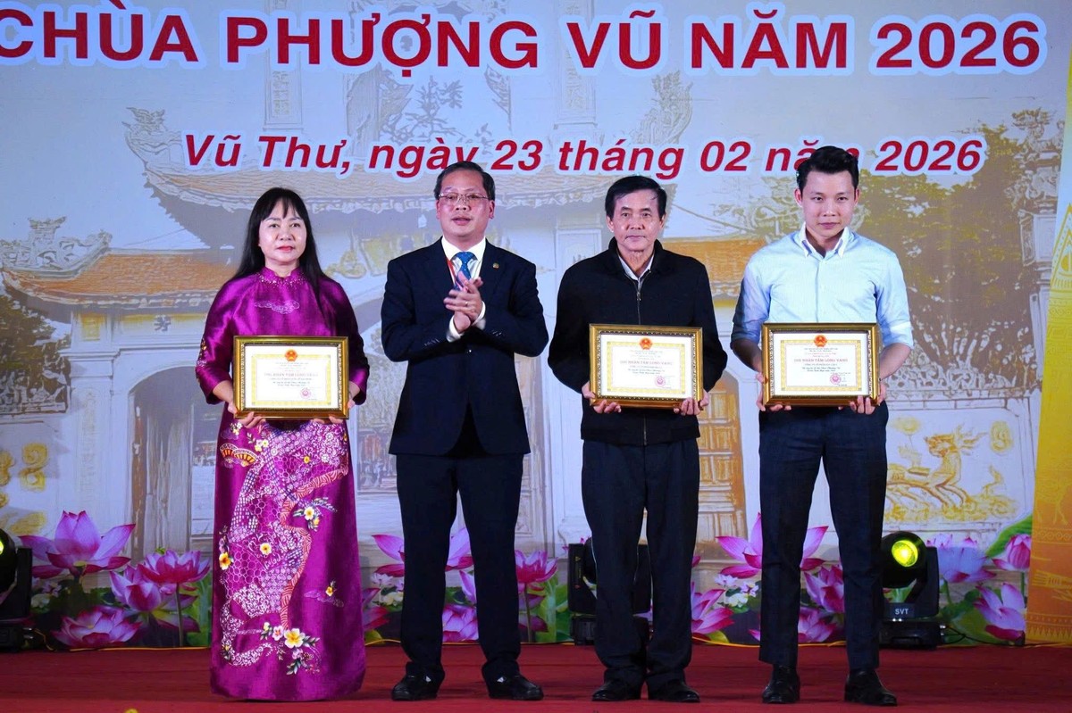 Chủ tịch UBND xã Vũ Thư Trần Thanh Hải trao chứng nhận cho các nhà tài trợ. Ảnh NXT